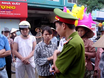 Công an phường Ngọc Thụy đang nắm tình hình với nạn nhân may mắn sống sót Nguyễn Thị Thu